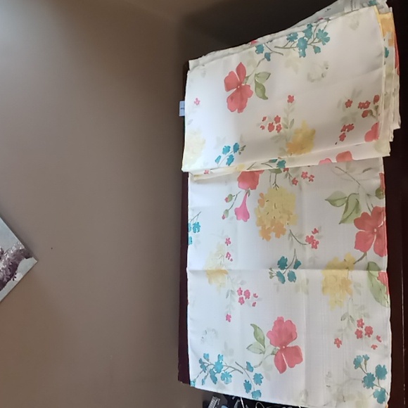 5 Piece Blossoms & Blooms Spring Flowered Square 18x18 Placemats - Picture 1 of 5